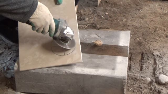 Вырезаем отверстие в кафельной плитке под канализационную трубу болгаркой