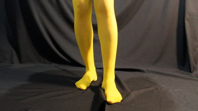 In Shiny Yellow Tights // В желтых блестящих колготках