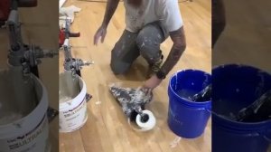 Затирка швов на потолке, очень удобно и быстро.