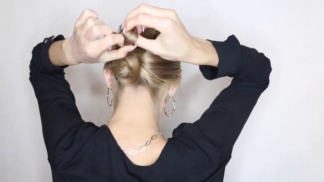 НИЗКИЙ ПУЧОК БЕЗ ВАЛИКА СВОИМИ РУКАМИ | LOW BUN HAIRSTYLE TUTORIAL FOR LONG/MEDIUM HAIR смотреть онлайн