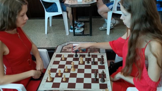 Как проходит партия на шахматном турнире. Играю против сестры смотреть онлайн