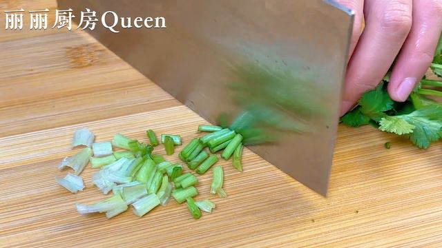 芹菜和黃瓜這樣做，好吃到不想停筷子，無水無油，多吃也不會長胖，【麗麗廚房】，#涼拌黃瓜芹菜花生米，#涼拌黃瓜芹菜家常做法，#涼拌黃瓜芹菜料理食譜，#家常菜，#特色菜 ，cucumber celery