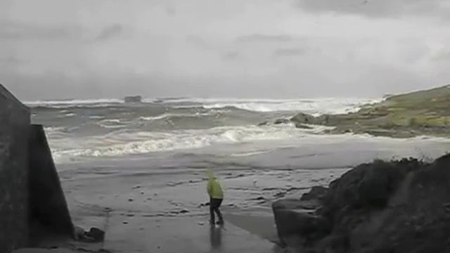 Огромная волна уносит людей в море страшные кадры