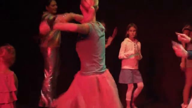 Champion Holiday Village песня la la la la la o la смотреть онлайн