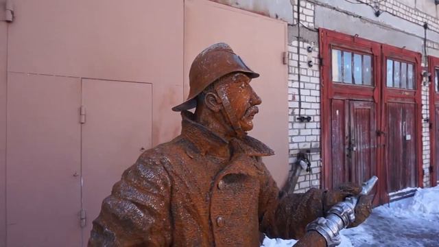 Скульптура Пожарный смотреть онлайн