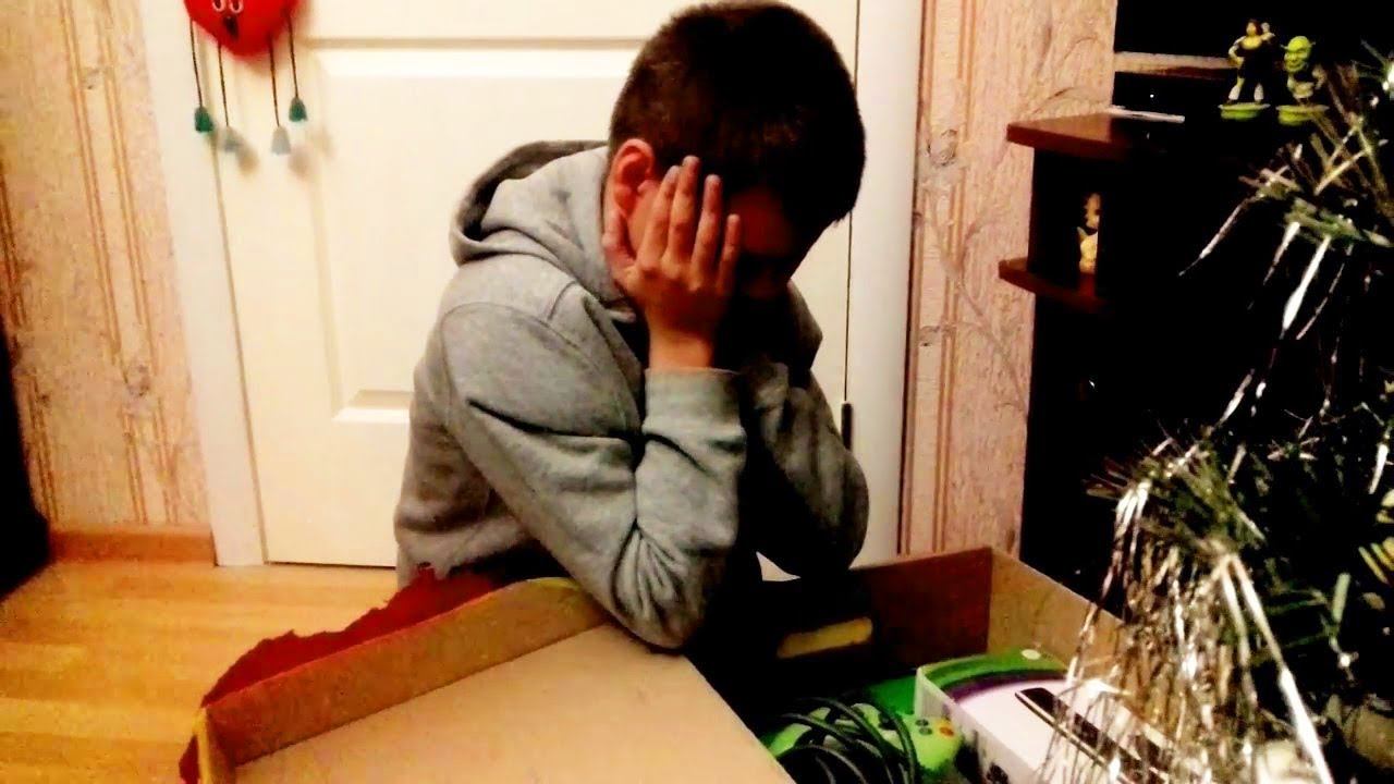 Ребенку подарили Xbox. Xbox плачет. Плачу от подарка