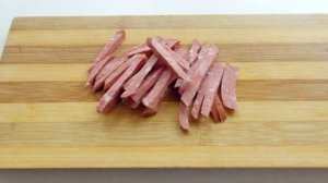 Салат с копченой колбасой и картофелем