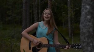 Девушка круто поет Цоя под гитару "Звезда по имени солнце"