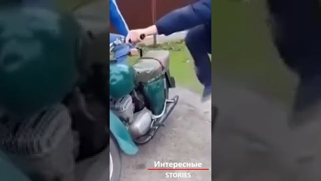 Завёл мопед, почти ногу сломал. Прикол.