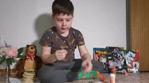 Лепка монстров Тревора Хендерсона: Заяц-гуманоид, Молотоголовый и Самолет-пожиратель.