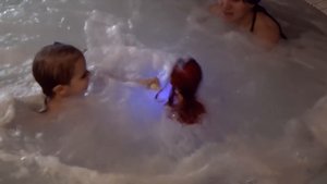 Идём в бассейн и распакуем куклу Принцесса Ариэль Дисней для купания Ariel Princ