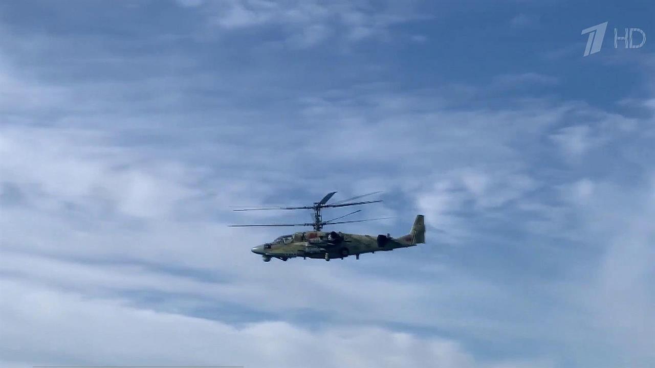 В Минобороны РФ показали кадры боевых вылетов ударных вертолетов Ка-52 "Аллигатор"