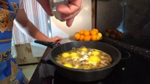Яичница с грибами с шампиньонами
