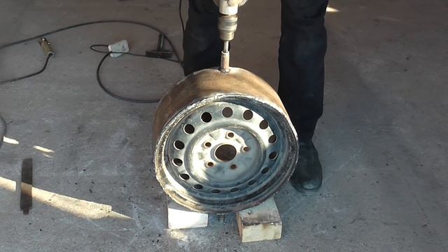 когда нет света,газа и горячей воды печь из автомобильного диска с рубашкой. смотреть онлайн