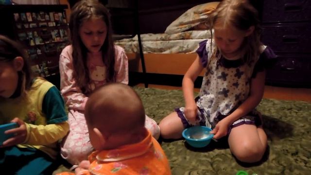 Лилюшка ест зеленый лук!!!!!!!Пижамные посиделки. смотреть онлайн