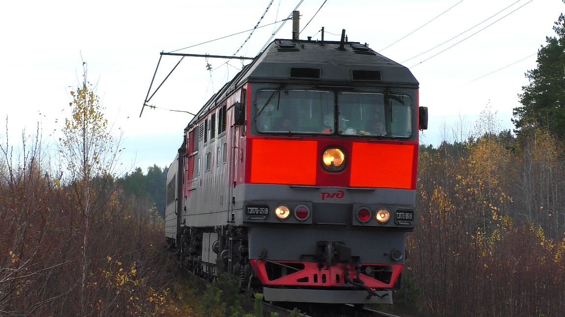ТЭП70-0519 с пригородным поездом Екатеринбург-Пасс - Алапаевск и приветливой бригадой