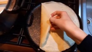 Габриэль готовит блины на Масленицу