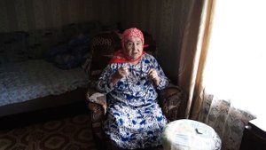 бабушка молится