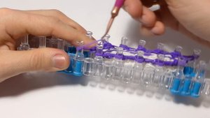 ШАПКА Деда Мороза (Санта Клауса) из резинок Rainbow Loom Bands. Урок 138