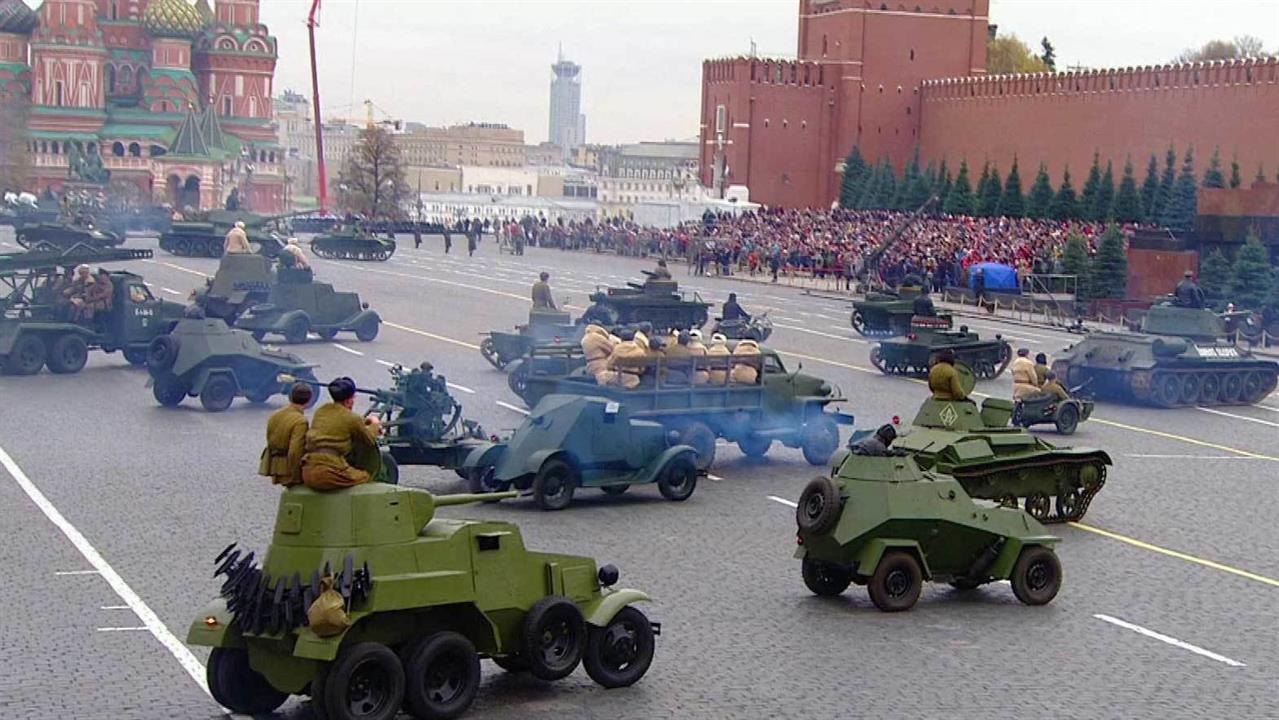 См парад. Танки на параде 7 ноября. Военная техника на параде. Военный парад на красной площади. Парад военной техники на красной площади.