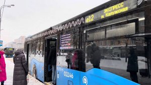 Автобус НефАЗ-5299-40-52 следует по маршруту е12 ”м. Калужская - м. Октябрьская”