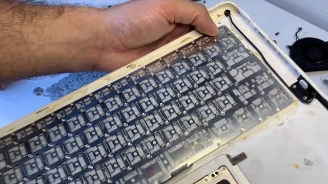REPARANDO O MACBOOK WHITE 2009 DE R$ 250,00 DA OLX - TROCA DE TECLADO, TRACKPAD - DESMONTANDO TODO смотреть онлайн