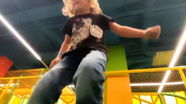 Дачный VLOG. Семейное видео. Поездка в Орехово-Зуево в детский городок. Проводим выходные с детьми. смотреть онлайн