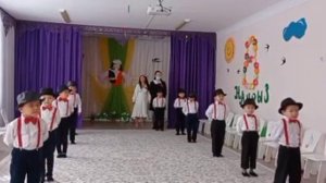 Красивый вход детей на 8 Марта.