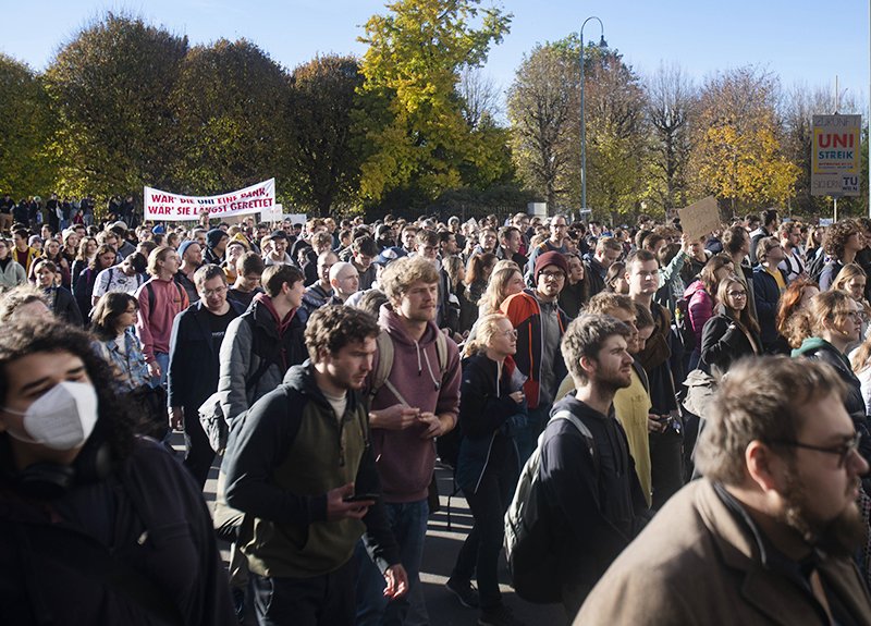 Студенты вышли на улицы Вены с лозунгом "Учиться, а не мерзнуть" / События на ТВЦ