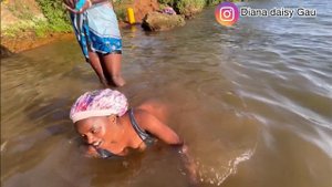 African Village Girls Bathing in the Lake||Uganda#villagelife @simpogladys123 @nalongoletisha