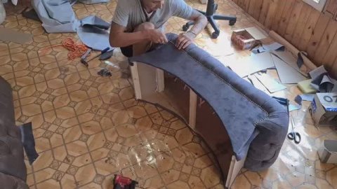 Банкетка своими руками. Прикроватная банкетка. Банкетка в каретной стяжке. Делаем мебель..mp4