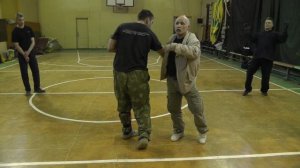 Сбивание вниз противника.Вариант защиты , вариант     атаки.В.Н.Крючков/knocking down the opponent