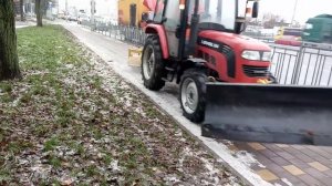 Очистка тротуаров осадков трактором