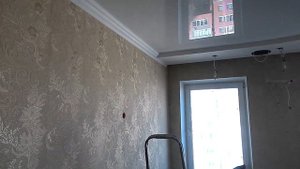 Установка багета на натяжной потолок. Что в начале, обои или натяжной?