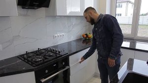 Кухня в стиле минимализм в частном доме
