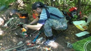 Приготовление еды на щепотнице в лесу. Еда в лесу.