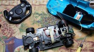 Ремонт двух машинок на радиоуправлении.