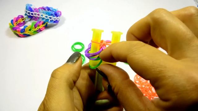 Простой браслетик из резинок "Друзья" на рогатке Rainbow Loom