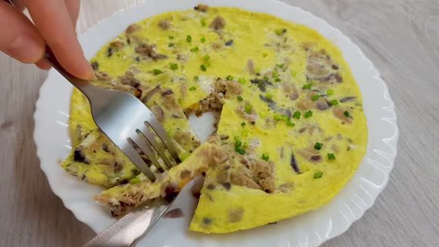 Легкий завтрак яичница с тунцом