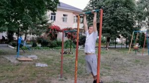 Упражнения на турнике. Выход силой и подъём переворотом. Турник для новичка.