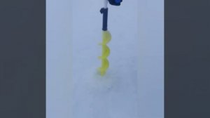 Шуруповёрт и бур для льда