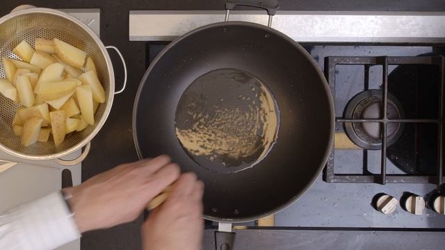 Жареный картофель: воздушный внутри и хрустящий снаружи!