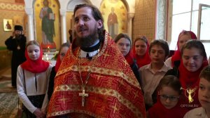 Детский хор исполняет песнопения на Литургии в Оптиной пустыни