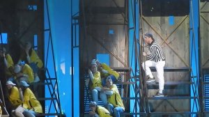 Кержаков играет питона Каа в спектакле Поколение Маугли