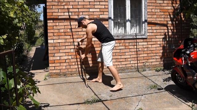Ломаю голенью черенок от лопаты 5 см