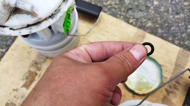 Дастер. Снятие-установка и проверка давления бензонасоса, простой способ откачки топлива из бака. смотреть онлайн