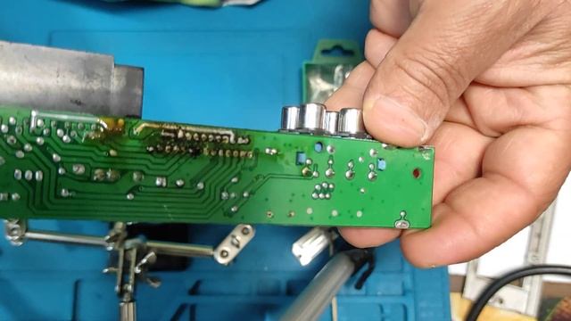 Как легко отпаять микросхем TDA7388 не повредив её смотреть онлайн