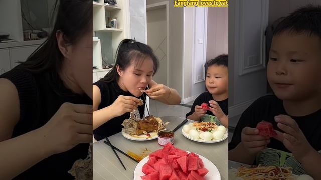 Dad successfully tricked the chicken leg noodles away смотреть онлайн