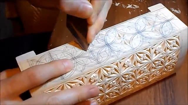 Геометрическая резьба на шкатулке/ пропитка морилкой и лаком