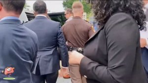 Адвокат Деппа Камилла Васкес получает  внимание рок-звезды, покидая суд.